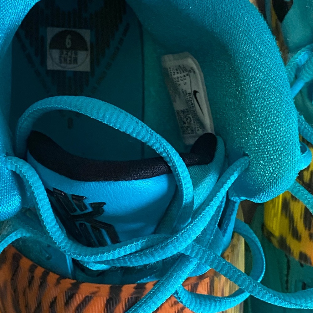 Sneakers - Picture 2 of 4
